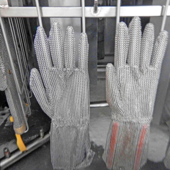 waschanlagen-fuer-stechschutzchuerzen-handschuhe-messer_1.jpg